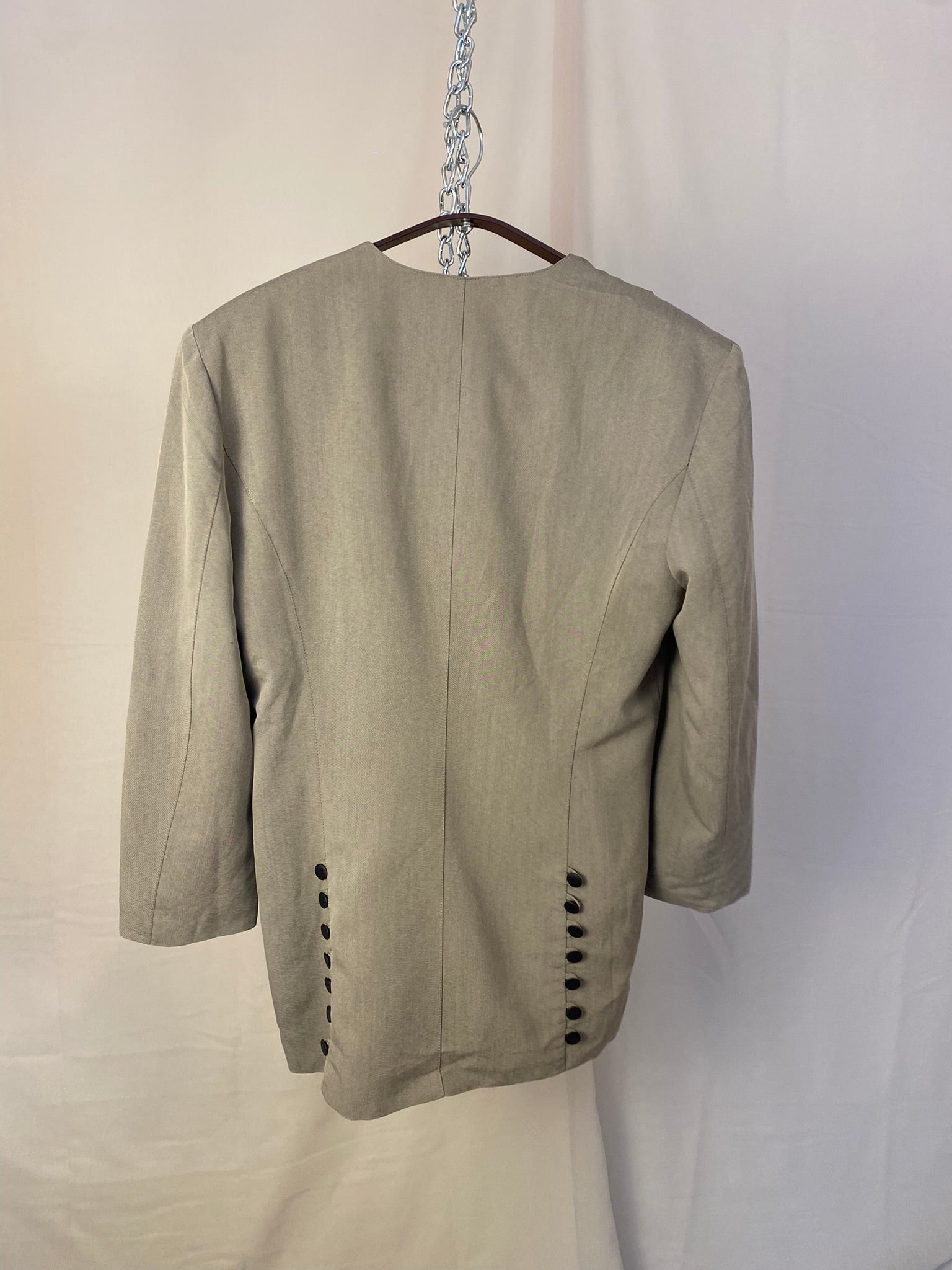 Carduus beigegrauer Blazer mit Knopfleistendetails Schlitzdetails mit Knöpfen Rückseite Bügel