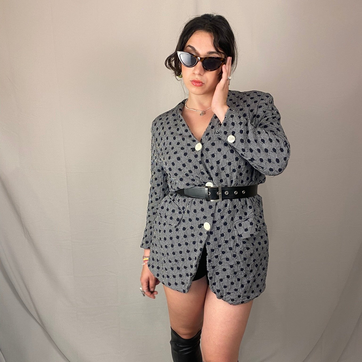 Schwarz-weißer Blazer mit schwarzen Punkten und großen Knöpfen